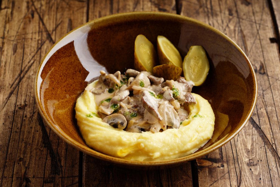 Бефстроганов из говядины с картофельным пюре