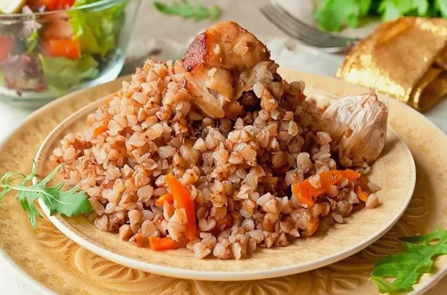 Гречка с овощами на сковороде