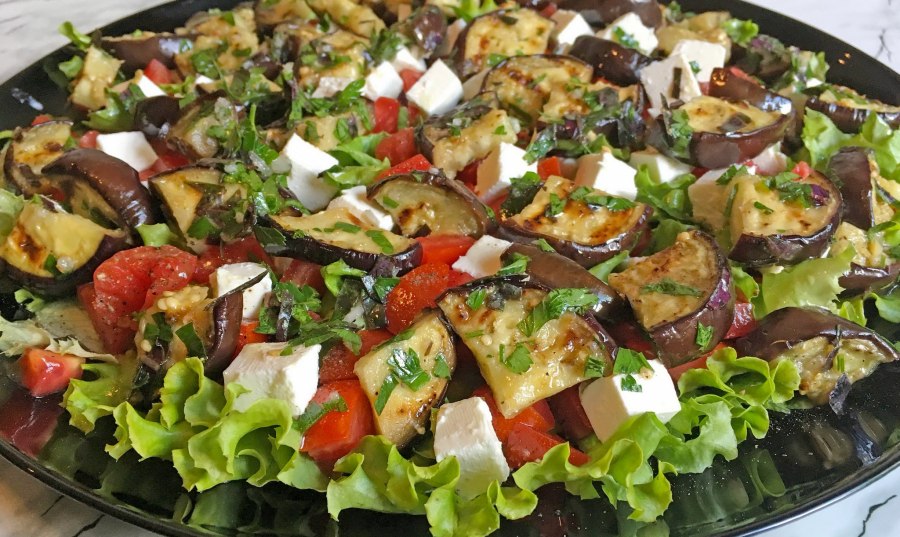 Салат из баклажанов с сыром Фета