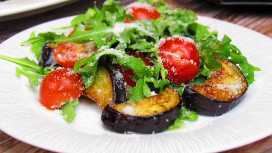 Салат из печеных баклажанов