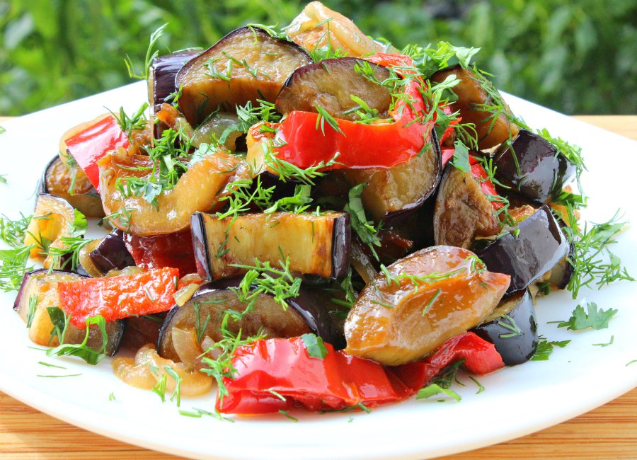 Салат с печеным перцем и брынзой