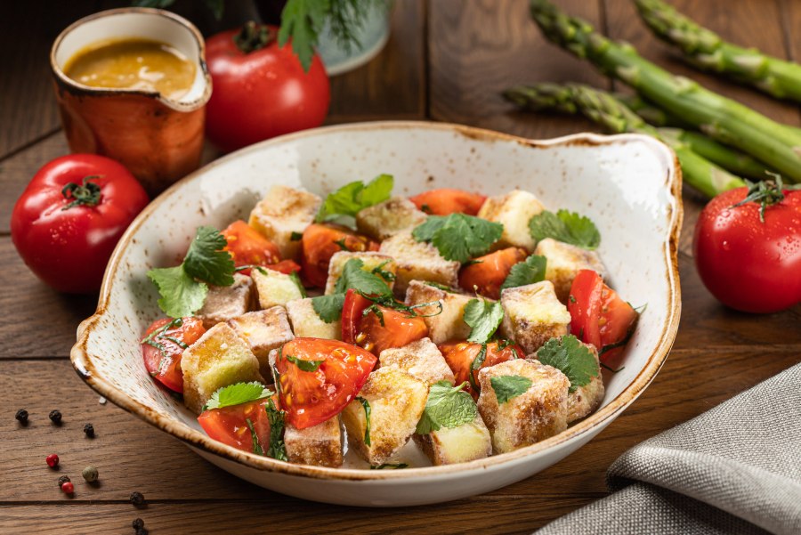 Салат с хрустящими баклажанами и помидорами