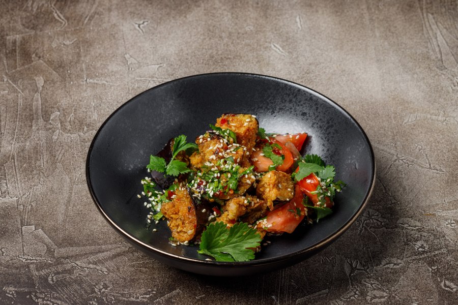 Салат с хрустящими баклажанами Гинза