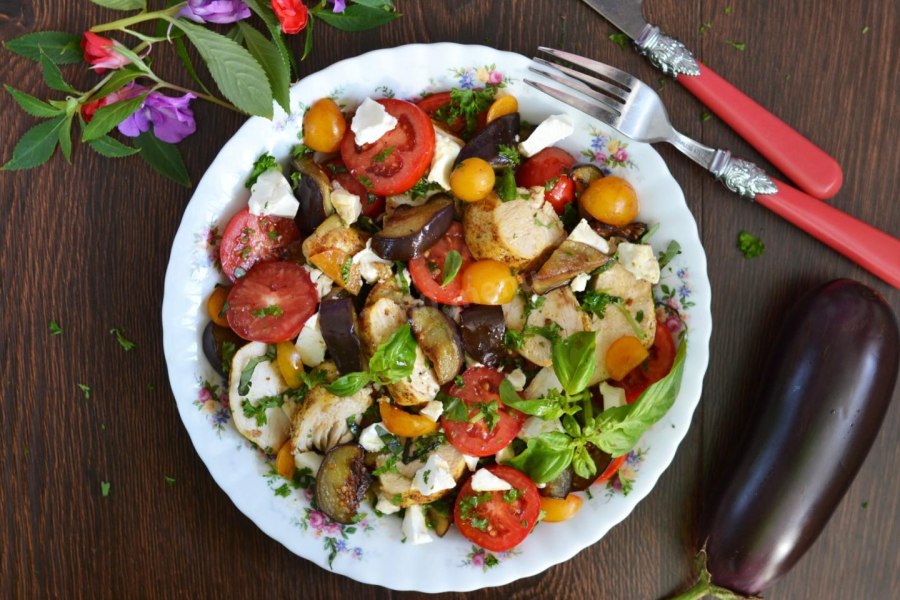 Тёплый салат с баклажанами и помидорами
