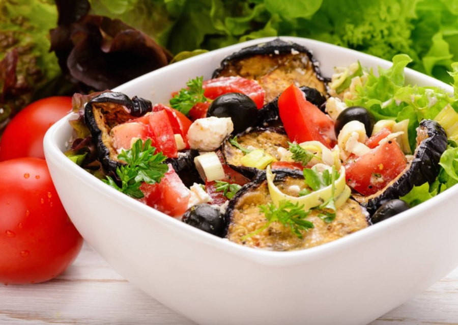 Салат с баклажанами и сыром Фета