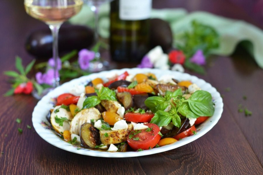 Тёплый салат с баклажанами и курицей