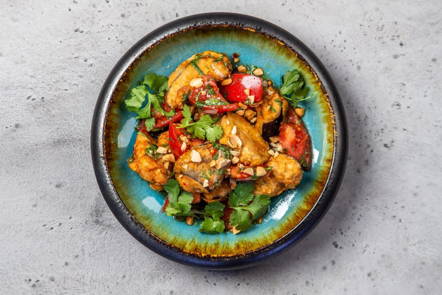 Хрустящие баклажаны с помидорами и кинзой