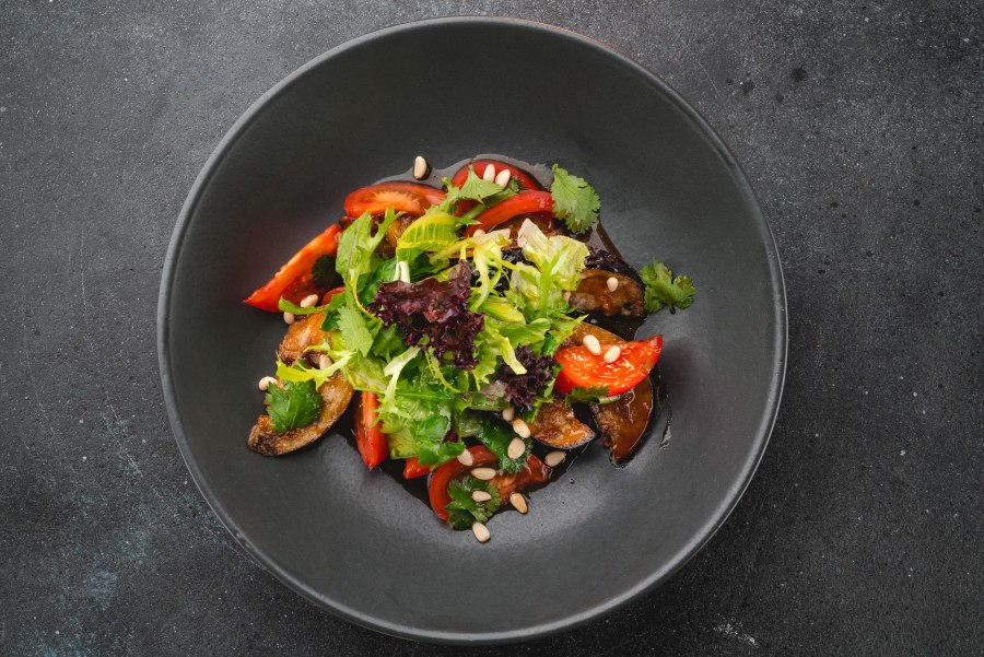 Теплый салат с хрустящими баклажанами