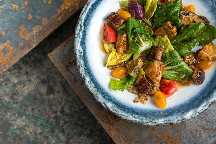 Салат баклажаны с помидорами и рукколой и сыром