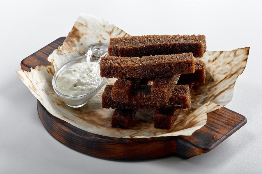 Чесночные гренки с соусом тар-тар