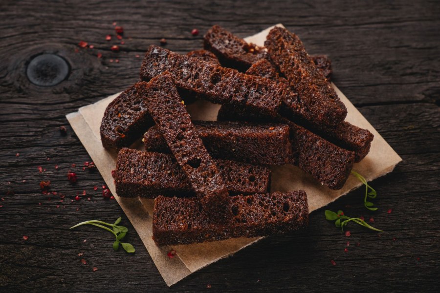 Чесночные гренки с сырным соусом