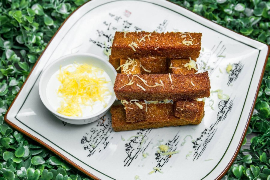 Гренки с чесноком из черного хлеба