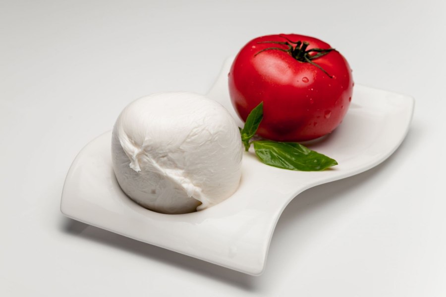 Моцарелла на белом фоне