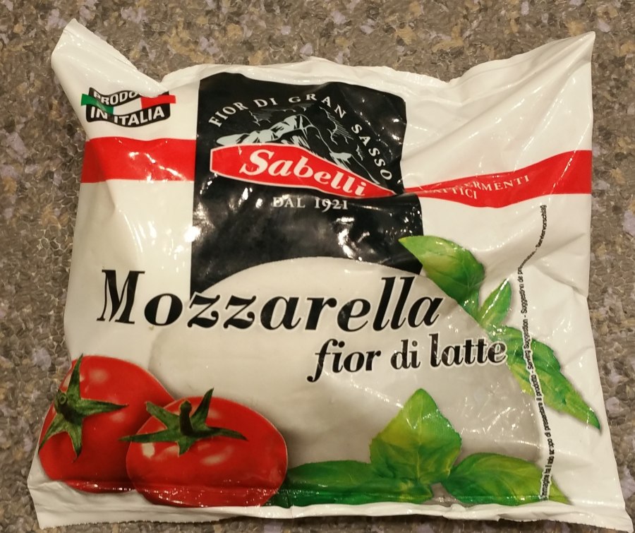 Сыр с помидором на тарелке