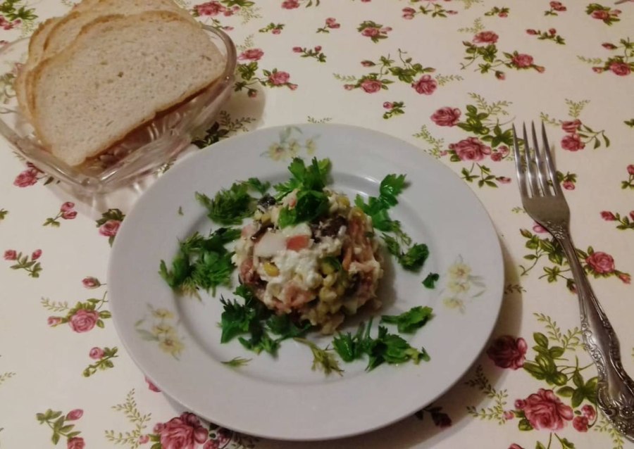 Салат с курицей и соусом Наршараб