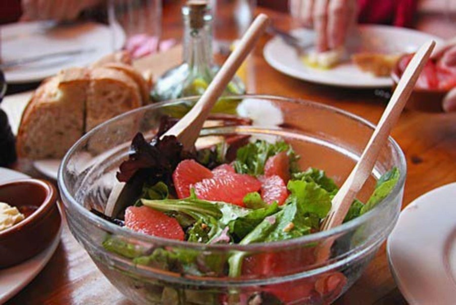 Узбекские помидоры с сыром Чечил и с бородинским хлебом