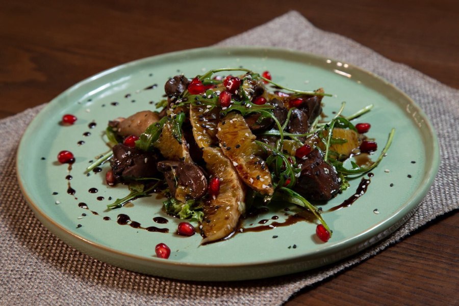 Салат с соусом Наршараб с рукколой