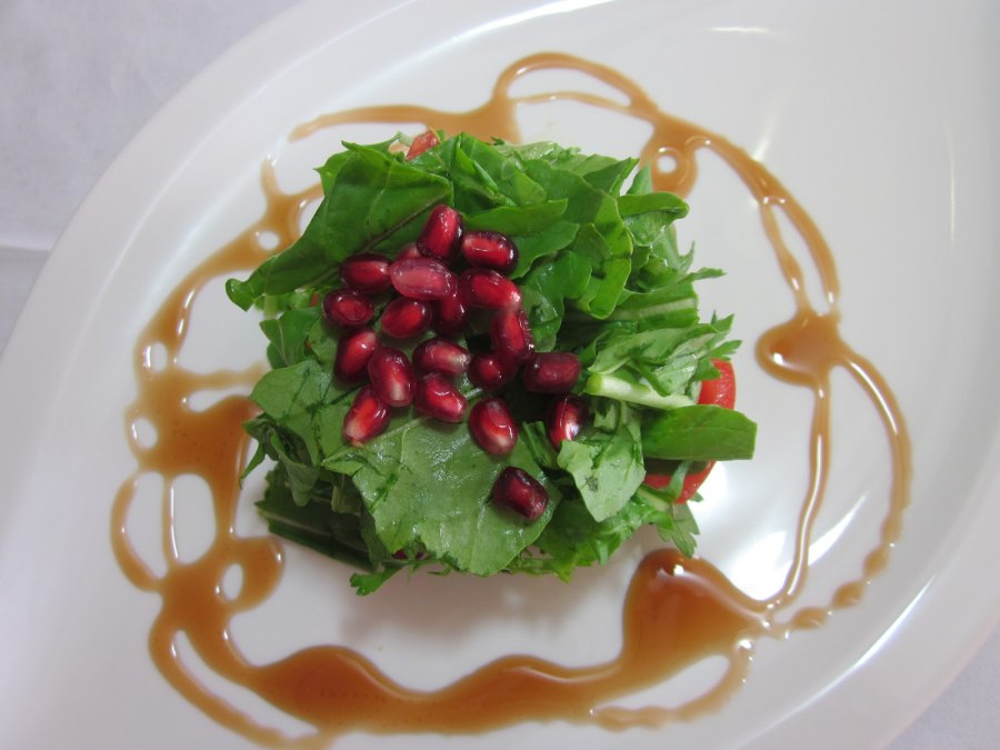 Салат теплый с куриной печенью и рукколой