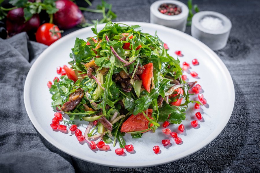 Теплый салат руккола с телятиной