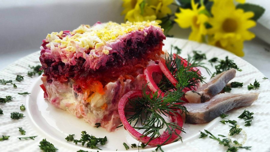 Селёдка под шубой с икрой мойвы