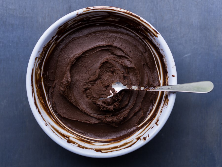 Жидкий шоколад на столе