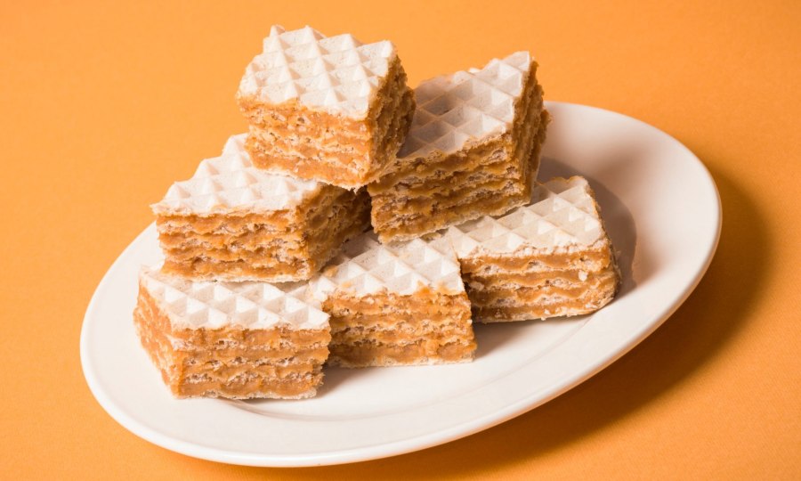 Вафельный торт со сгущенкой и фруктами