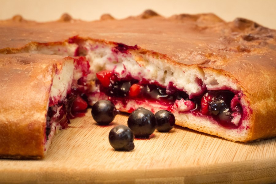 Шарлотка с черной смородиной