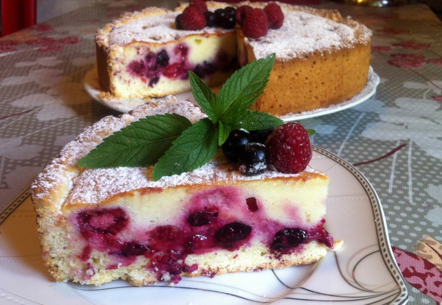 Пирог из черной смородины