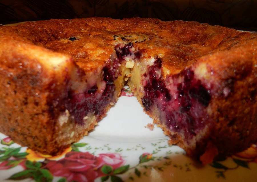 Песочный пирог с черной смородиной