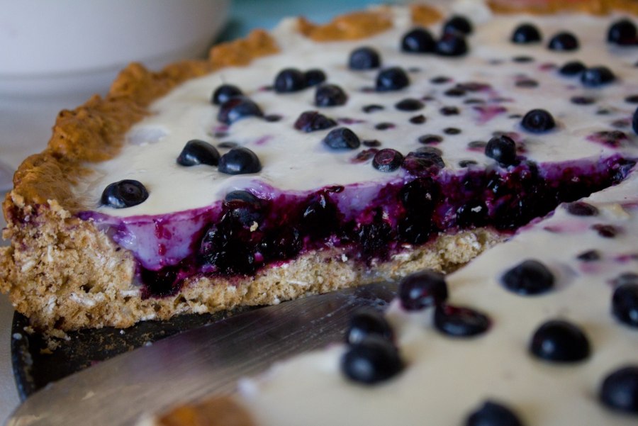 Песочный пирог с черной смородиной