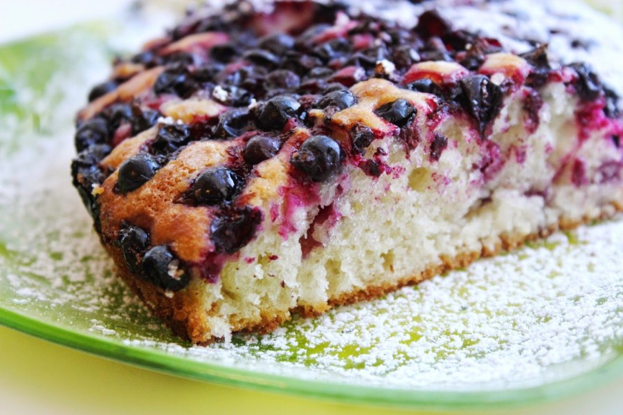 Открытый пирог с чёрной смородиной и сметаной рецепт