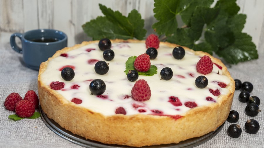 Пирог с черной смородиной