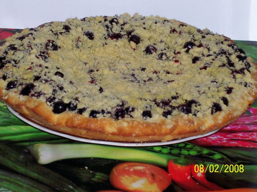 Заливной песочный пирог с ягодами