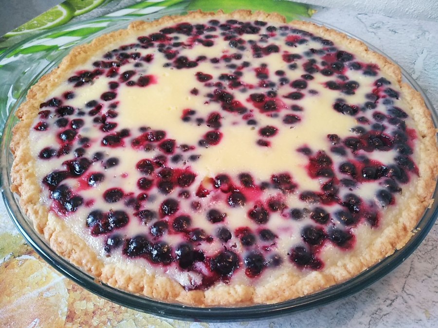 Пирог со смородиной и сметаной