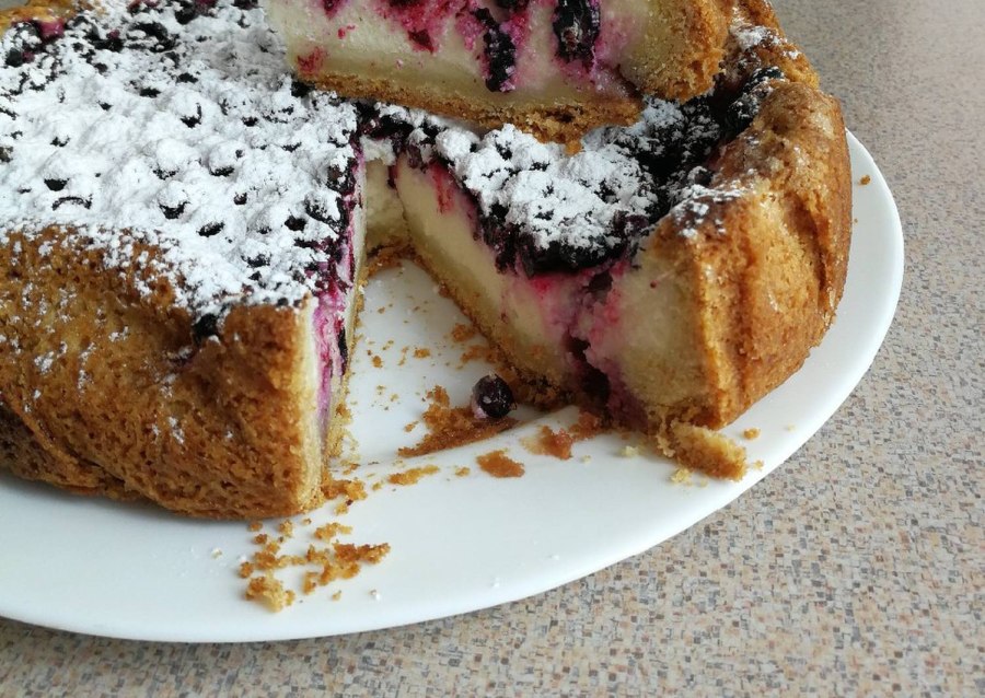 Песочный пирог с черной смородиной