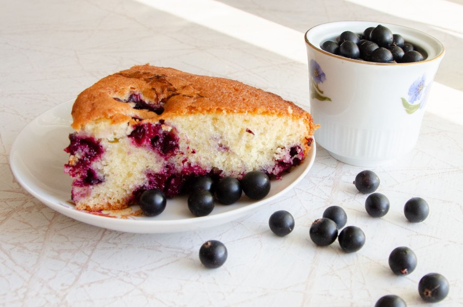 Торт со смородиной и сметанным кремом