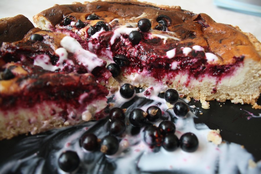 Пирог с черной смородиной