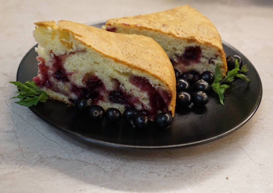 Пирог с черной смородиной