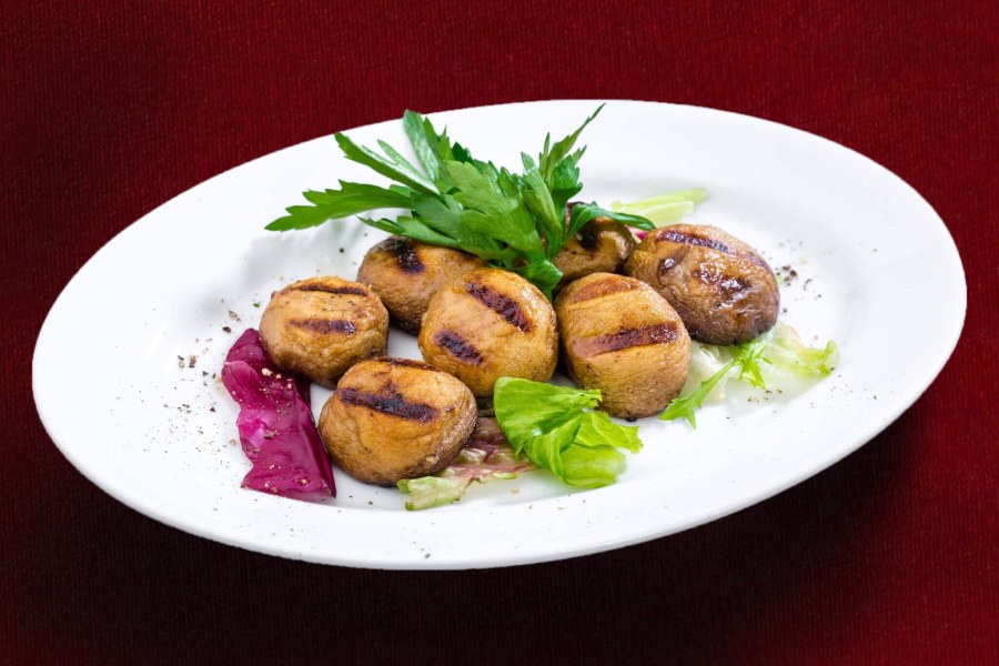 Грибы шампиньоны на гриле