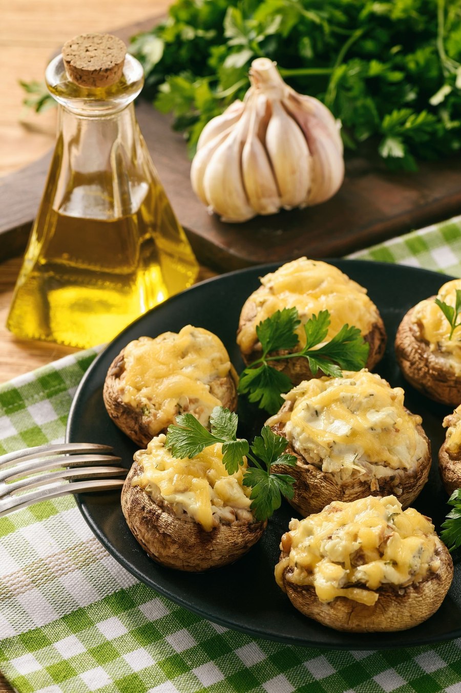 Запеченные фаршированные шампиньоны