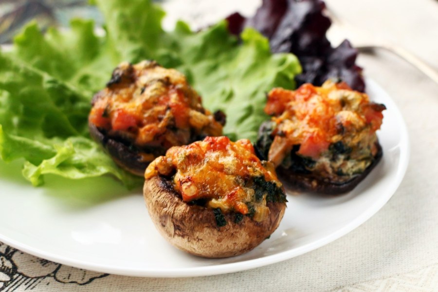 Фаршированные шампиньоны в беконе в духовке