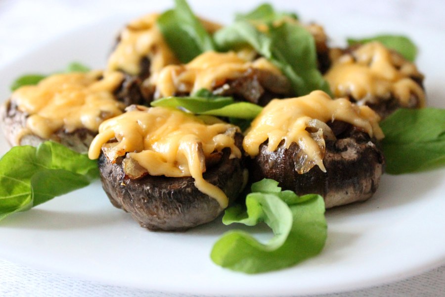 Фаршированные шампиньоны в беконе