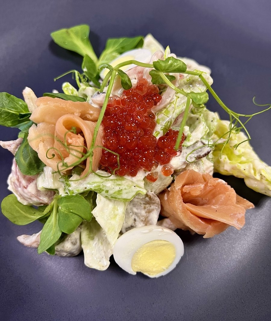 Салат Царский с красной икрой и семгой