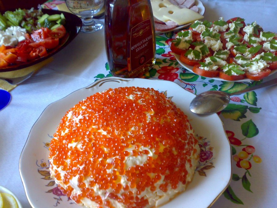 Салат Царский с красной икрой и семгой рулетом