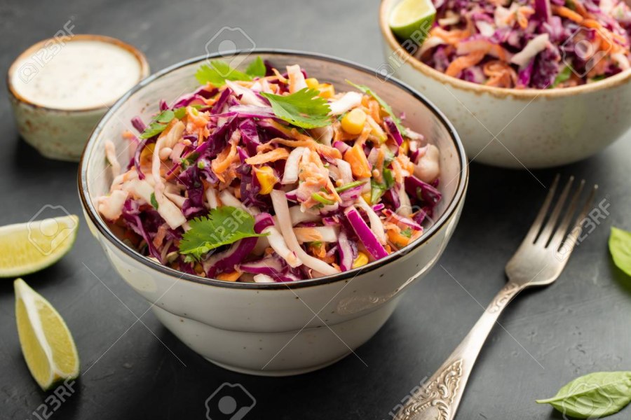 Салат из сиреневой капусты на белом фоне