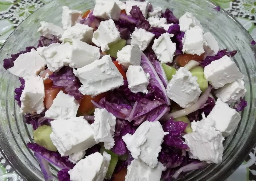 Салат с фиолетовой пекинской капустой