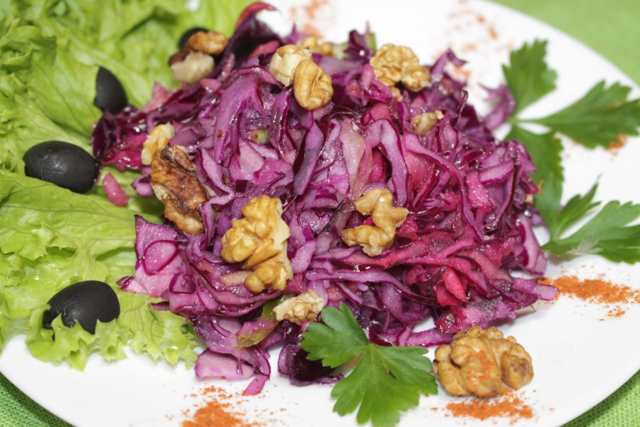 Салат из краснокочанной пекинской капусты