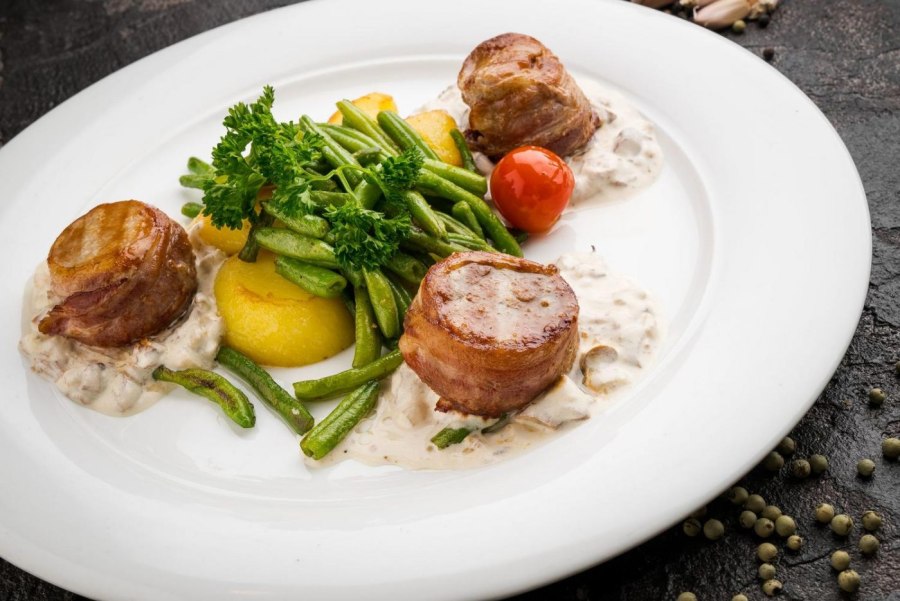 Медальоны из свиной вырезки