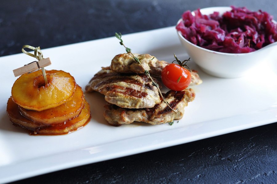 Медальоны из свинины в ресторане