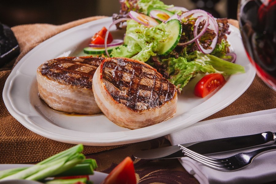 Медальоны из свинины